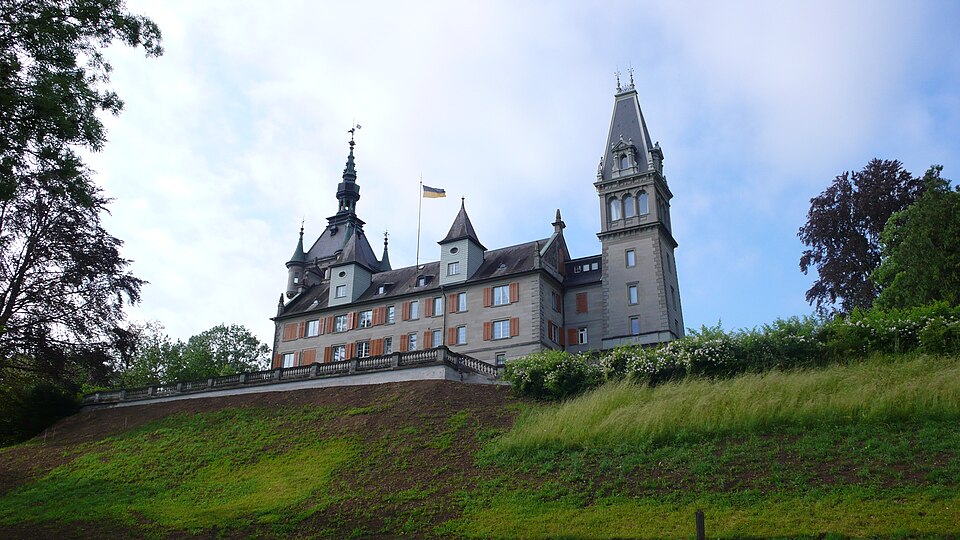 Schloss Castell auf dem Molassehang südlich des Dorfes